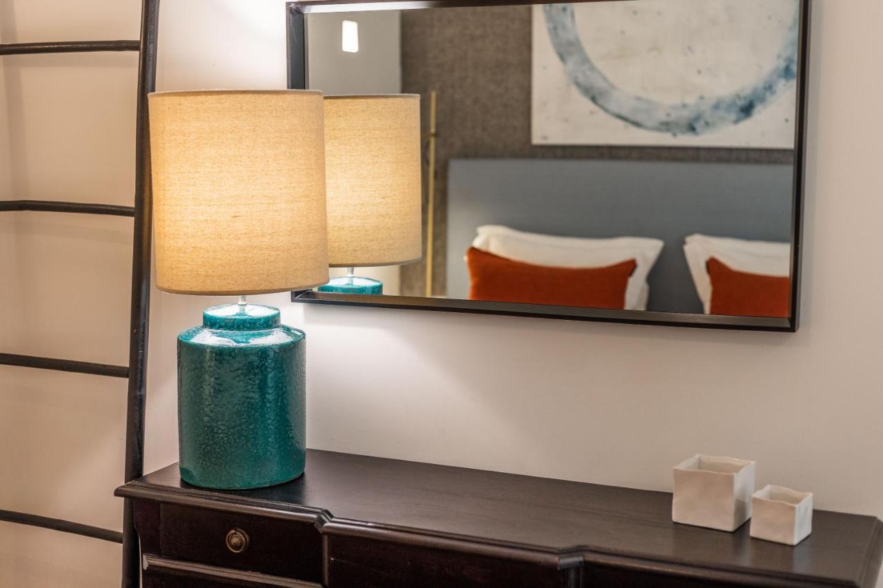 Chic Tailor Made Flat In Chiado Apartment Lisbon Luaran gambar